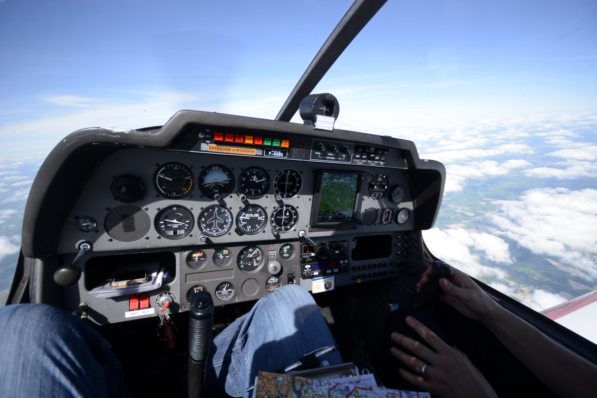 Cockpit du DR400 F-GNPJ en vol au-dessus des nuages — vol coqueluche