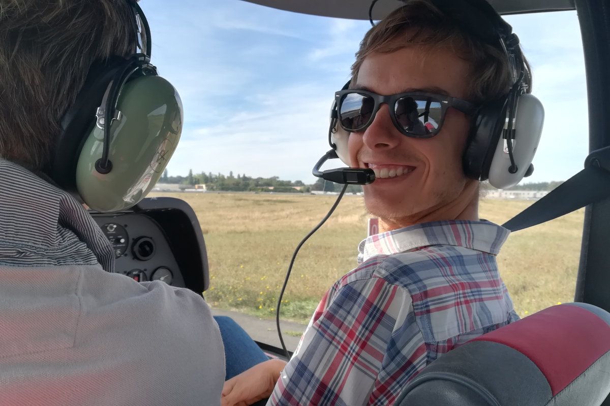 Passenger in a DR400 cockpit before a discovery flight at Lognes