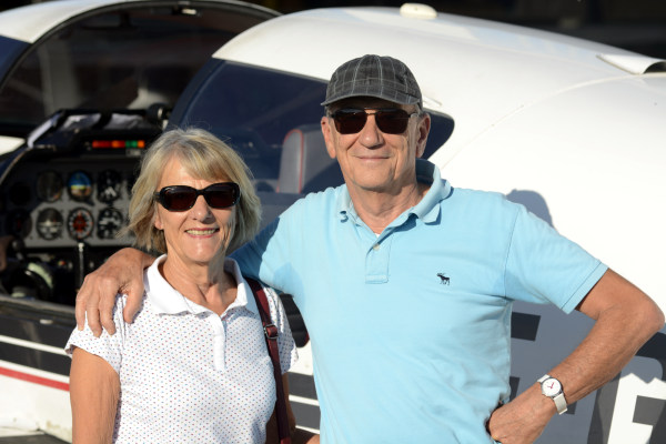 Denise et Denis au soleil après leur vol à bord du PJ